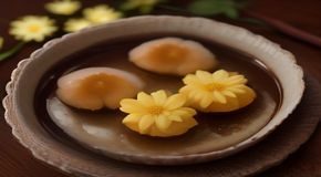 威尼斯电影节金狮奖奖杯特写，象征色戒电影在2007年获得的最高荣誉，背景为深红色丝绒