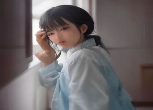 年轻女性坐在民国风格的室内，身穿旗袍，神情若有所思，窗外是上海弄堂，象征色戒电影中王佳芝的内心挣扎